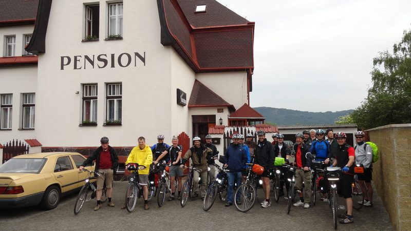 Skupina cyklistů před pensionem