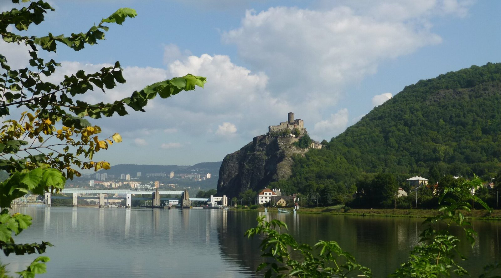 Hrad Střekov na skále nad Labem