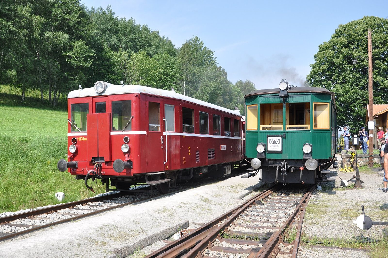 Historické motorové vozy ve stanici Zubrnice
